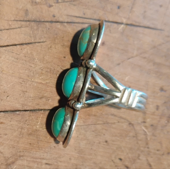 Navajo "RB" (Running Bear) Sterling Silver and turquoise three stone ring Size 6 - Picture 4 of 5